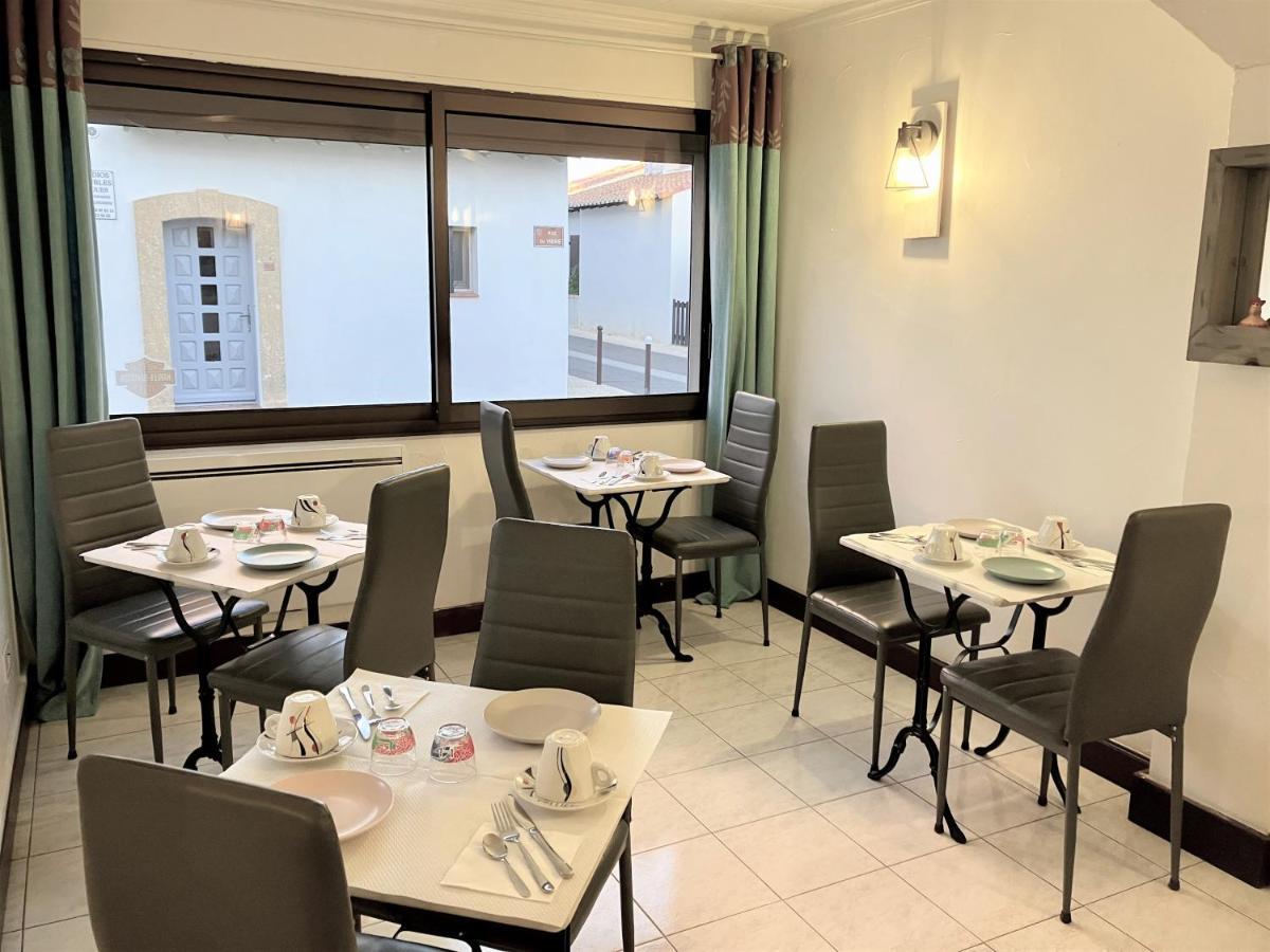Hotel Lou Marques Saintes-Maries-de-la-Mer Exterior photo